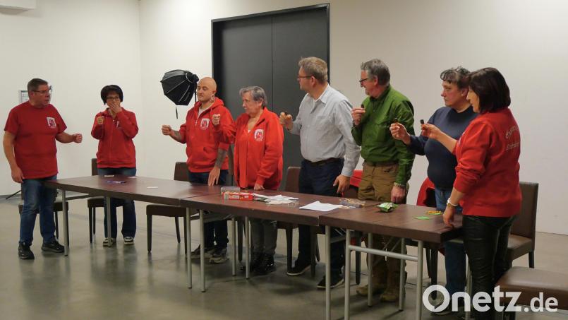 Zur Feier von Paulas 59. Geburtstag kommt das gesamte Ensemble bei der Probe am "gedeckten" Tisch zusammen: Otmar Kraus, Marina Beer, Christian Duschl, Marion Müller, Bernhard Beer, Wolfgang Rahn, Ulrike Heid und Manuela Weber (von links). Bild: Julia Benkhardt