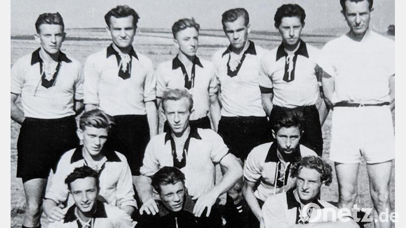 Die Fußballmannschaft des FC Tirschenreuth aus dem Jahre 1950 mit Torhüter Hans "Iste" Zant. Bild: Archiv FC Tirschenreuth