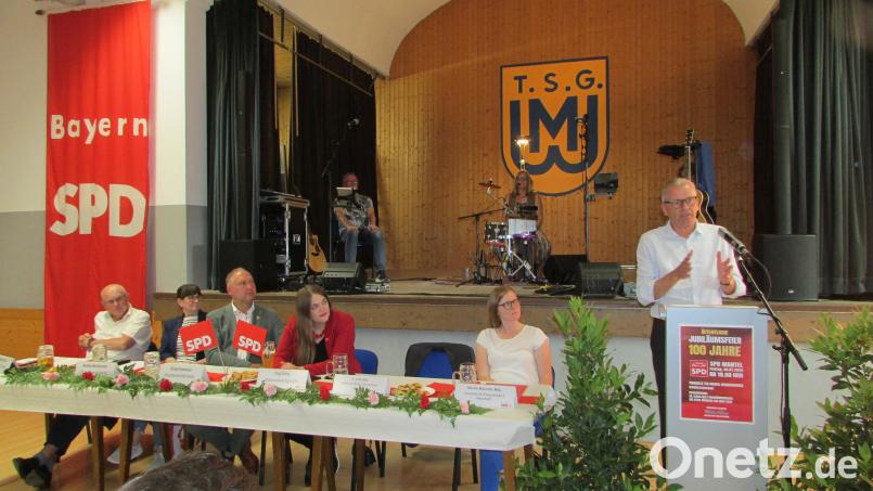 Festredner Dr. Ulrich Maly (rechts) bricht eine Lanze für den Kampf um die Demokratie - wie auch alle anderen Festredner und Rednerinnen. Bild: sei