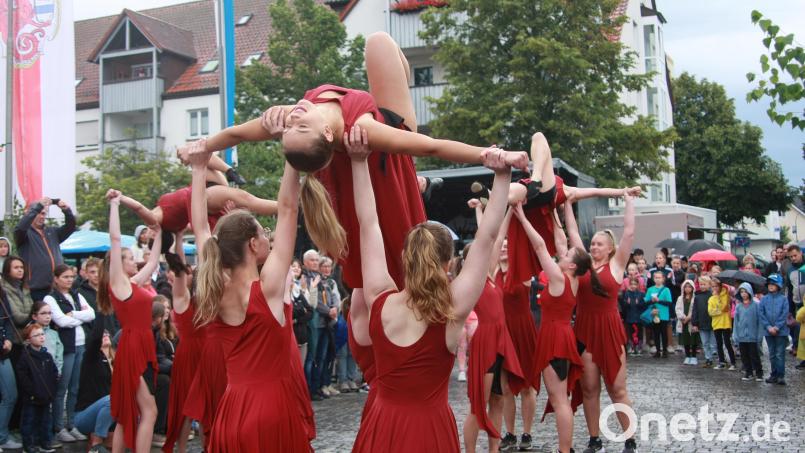 Ein Spektakel in Rot: Der Auftritt der Tanzgruppe „Temptation“ war nur einer von mehreren, die der Turnerbund Jahn (TB) für den offiziellen Start des Bürgerfestes am Samstag vorbereitet hatte. Bild: wro