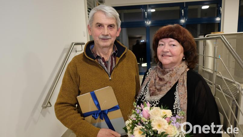 Mit etwas Wehmut blickt Max Geigenmüller auf 50 Arbeitsjahre bei der Firma Prösl-Bau zurück. Dennoch freut er sich mit Ehefrau Maria auf die nun folgenden schöpferischen Jahre im Ruhestand. Im Rahmen einer Abschiedsfeier dankten dem Arbeitsjubilar und seiner Familie Firmenchef Stephan Prösl und Seniorchef Gerhard Prösl. Bild: Grübel/Prösl Bau