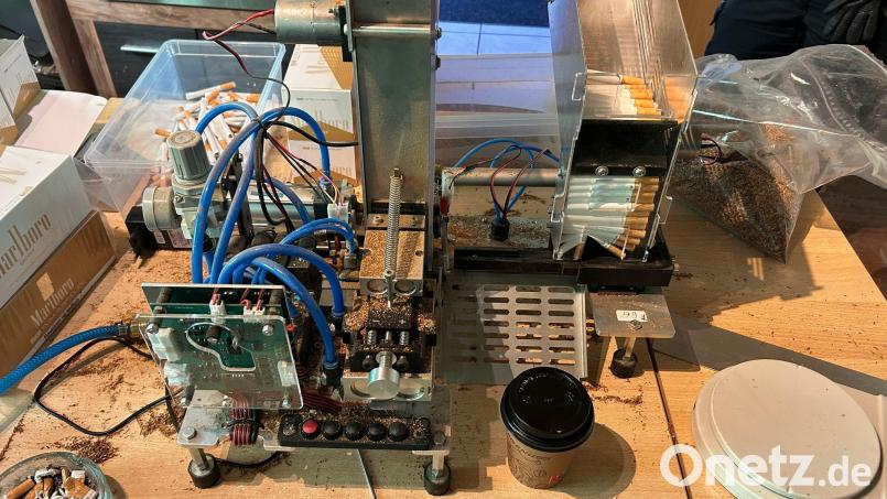 500 Zigaretten pro Stunde konnte die Maschine fertigstellen. Bild: Hauptzollamt München/dpa