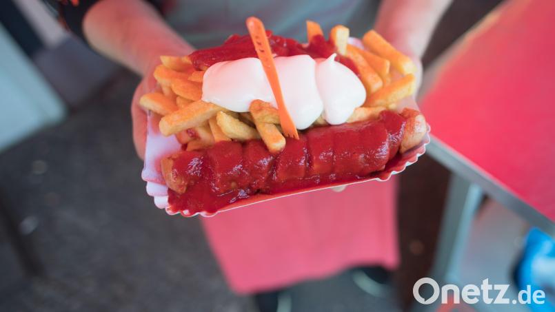Currywurst mit Pommes weiß-rot ist auch am Kiosk im Sulzbach-Rosenberger Waldbad ein Klassiker. Doch der Wunsch eines Bürgers, im Kiosk essen und trinken zu können ohne Eintritt für das ganze Bad zahlen zu müssen, bleibt unerfüllt. Symbolbild: Jörg Carstensen/dpa