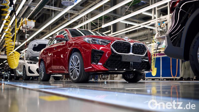Im vergangenen Jahr sind im BMW-Werk in Regensburg 356.901 Autos (X1 und X2) vom Montageband gelaufen – das ist Rekord. Bild: Rainer Haeckl/BMW Group