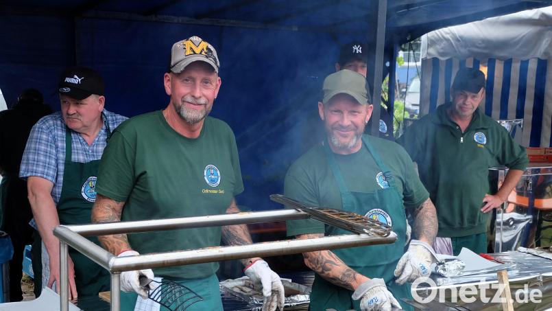 Wesentlich entspannter ging es den Grillmeistern in diesem Jahr, denn das Wetter war angenehmer für stundenlanges Grillen. Trotzdem ist es ein harter Job, der jedoch der guten Laune offenbar nichts anhaben kann. Bild: wlr