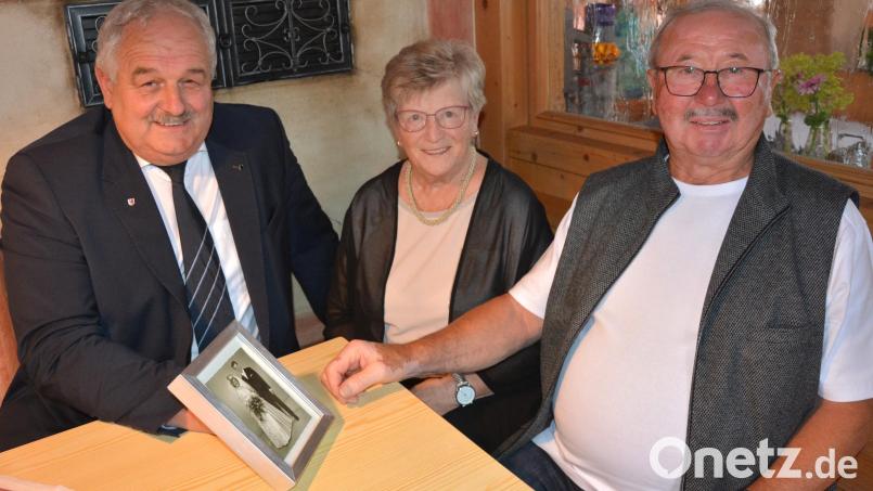Theresia Ernst und Ludwig Ernst (rechts) feierten jetzt Diamantene Hochzeit. Bürgermeister Johann Burger überbrachte die Glückwünsche der Gemeinde Leonberg. Gerne präsentierte das Jubelpaar ein Hochzeitsfoto aus dem Jahr 1965. Bild: jr
