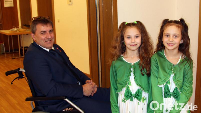 Neben dem 1. Bürgermeister Ewald Plößner begrüßten auch die Glückskinder Mila Holl und Kiara Stengel die Gäste. Bild: lep