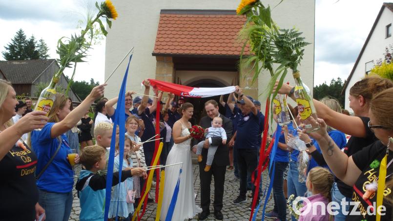 Das vor Glück strahlende Brautpaar mit Söhnchen Leopold beim Durchschreiten des Ehrenspaliers. Bild: bk