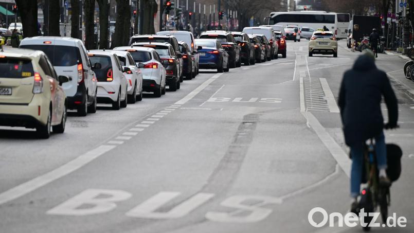 Fährt kein Bus, sind mehr Autos unterwegs - fertig ist der Stau. (Archivbild) Bild: Sebastian Gollnow/dpa