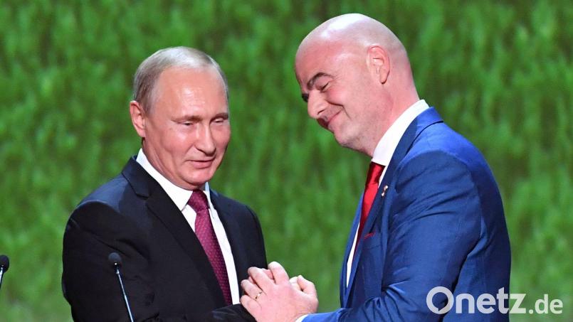 Russlands Machthaber Wladimir Putin (l) und FIFA-Boss Gianni Infantino. (Archivbild) Bild: Yuri Kadobnov/POOL AFP/AP/dpa