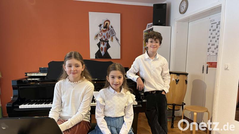 Charlotte Baier, Sophia Antoneanu und Johannes Scheidler haben sich für den Landesentscheid von Jugend musiziert qualifiziert. Bild: Elvira Kuhl