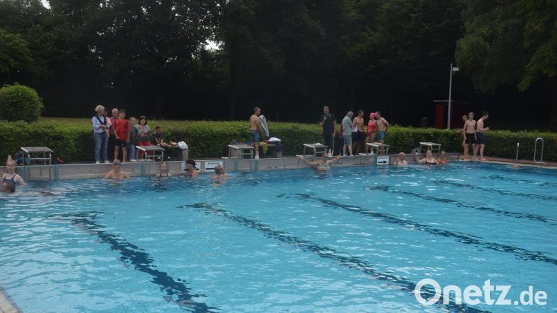 Kein Massenstart: Jede Stunde starteten die Teams mit dem Startschuss von Joe Hartmann in den einzelnen Bahnen. Bild: fz