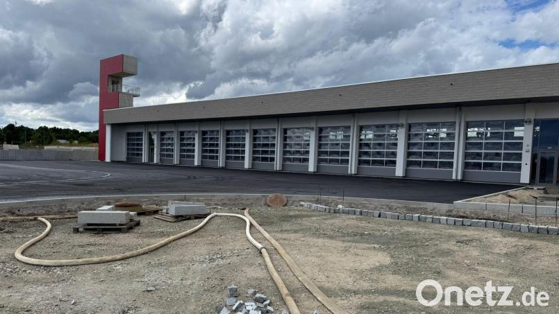 Das neue Feuerwehrgerätehaus ist soweit bezugsfertig. Am Samstag werden die Brandschützer nach einem Blaulichtumzug durch die Stadt über den mittlerweile auch asphaltierten Vorplatz in ihr künftiges Zuhause einmarschieren. Bild: Marco Schäffler