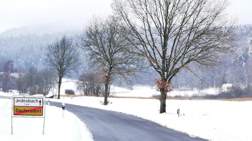 Eine Initiative der Dorfgemeinschaft will den geplanten Naturfriedhof an der Straße von Dautersdorf nach Jedesbach, nahe der Abzweigung zur Schönbuchenkapelle (rechts am Waldrand), verhindern. Bild: Portner