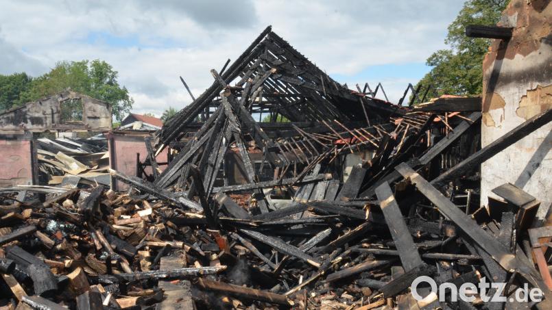 Ein verheerendes Großfeuer vernichtet in der Nacht zu Mittwoch ein landwirtschaftliches Anwesen in Unternankau (Gemeinde Leuchtenberg). Mehrere Gebäudekomplexe, Autos, landwirtschaftliche Maschinen und Traktoren werden ein Raub der Flammen. Bild: dob