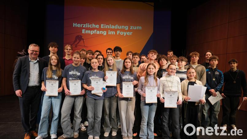 OB Michael Cerny würdigte auch die Erfolge von acht jugendlichen Volleyballteams des VC DJK Amberg bei Oberpfalz- und Bayerischen Meisterschaften. Bild: gsp