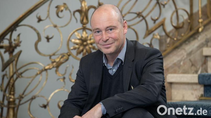 Jens-Daniel Herzog bleibt für fünf weitere Jahre Intendant an Bayerns größtem Mehrspartenhaus. (Archivbild) Bild: Daniel Karmann/dpa