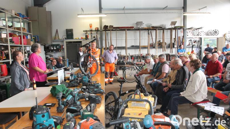 Geschäftsleiterin Kerstin Wilka-Dierl (Zweite von links) preist die Gegenstände an. Bild: pi