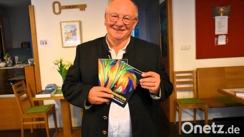 Verleger Eckard Bodner aus Speinshart hat die neue Anthologie der Grenzlandschreiber zum 10. Geburtstag der Interessengemenschaft verlegt. Nun kann das Buch in den Buchhandlungen erworben werden. Bild: ubb