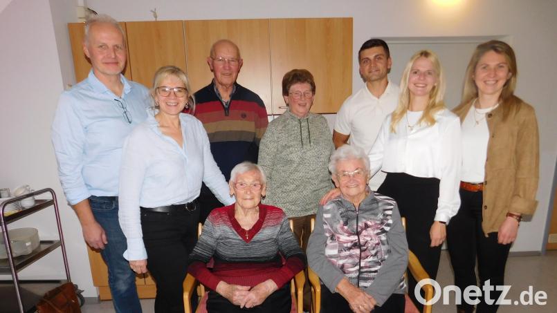 Maria Horn (vorne rechts) im Kreise ihrer engsten Familie und Freunde mit Joachim Hübner, Lucia Horn, Josef Hofmann, Käthe Gebhard, Ingrid Hofmann, Nico Lautner, Rebecca Fürst und Katharina Fürst (von links). Bild: whü
