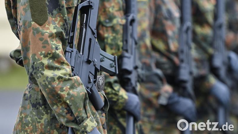 Unter anderem ein Sturmgewehr wie dieses sowie Munition aus Bundeswehr-Beständen hatte ein ehemaliger Soldat zu Hause gebunkert. Symbolbild: Patrick Pleul