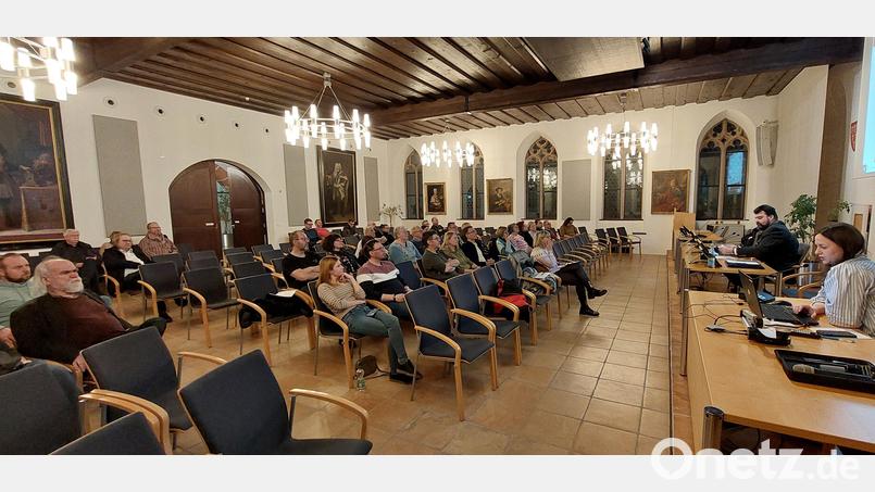 Zum dritten Mal hatte die Stadt die Vereinsvertreter zum Runden Tisch in den Rathaussaal eingeladen. Im Fokus stand der Heimaterlebnistag am 3. Mai, der in erster Linie von den Vereinen gestaltet werden soll. Bild: mfh