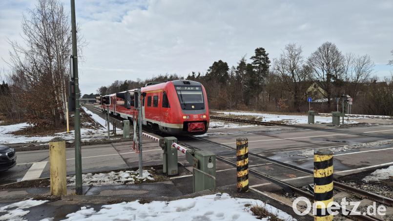Der Bahnübergang in Klardorf ist nach dem Schienenbruch am Wochenende wieder instandgesetzt. Bild: Hösamer