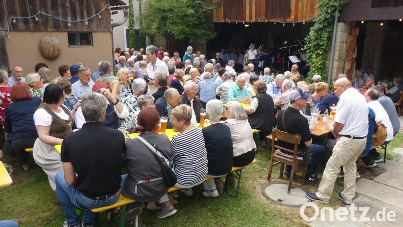 Ein begeistertes Publikum begleitete die Melodienreise der Stodtbergsait'n. Bild: rn