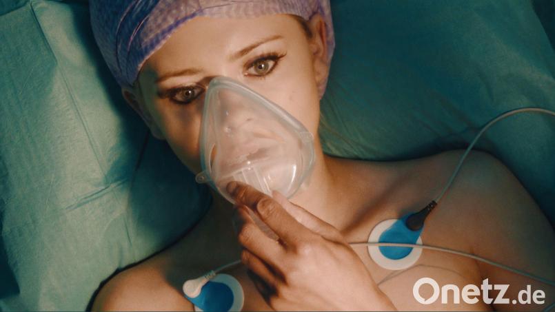 Selina (Elli Rhiannon Müller Osborne) unterzieht sich einer Brustvergrößerung in der Türkei. Dabei verläuft die Operation nicht einwandfrei. Die norwegische Dramaserie über die Anfänge der Influencer-Kultur „Requiem for Selina“ läuft am 03.02.2026 im ZDF. Bild: Jonathan Vivaas Kise Tinagent/ZDF/dpa