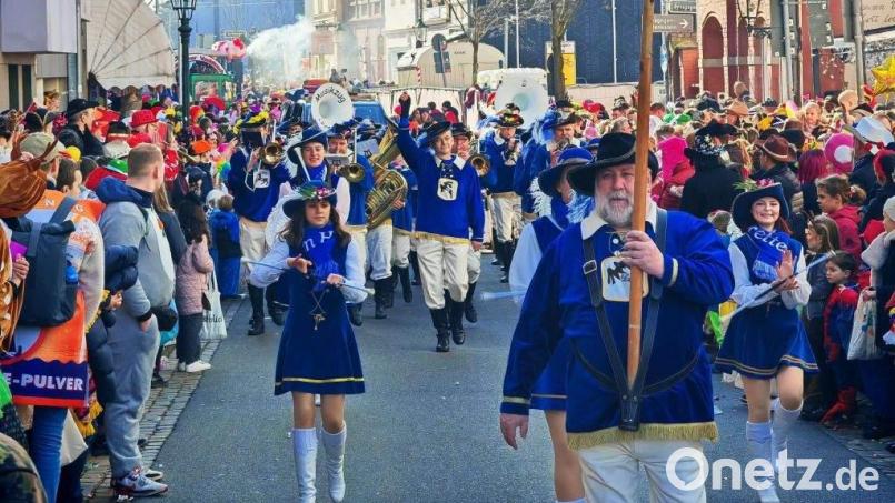 Werner Stein (vorne) ist der absolute Düsseldorf-Rosenmontags-Veteran des Musikzugs Hirschau. Zum 46. Mal ist er am Rosenmontag 2026 mit dabei, und zwar zum 14. Mal als Standartenträger ganz vorne. Archivbild: Martin Gerstmann