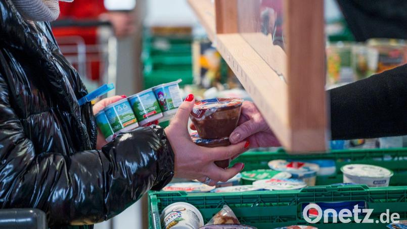 Vor allem Alleinlebende und Alleinerziehende gelten in Bayern als armutsgefährdet. (Symbolbild) Bild: Daniel Vogl/dpa