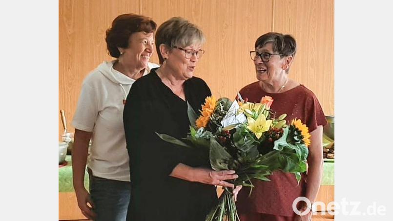 Die Überraschung ist gelungen. Lina Eggmeier freute sich sehr über den Blumenstrauß, den ihr Maria Smola für ihre 40-jährige Tätigkeit in der Seniorenbetreuung der Etzenrichter Katholischen Pfarrei St. Nikolaus überreichte. Bild: wlr