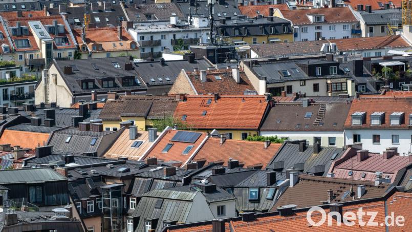 Dächer in München. Die Immobilienumsätze in Bayern sind 2025 kräftig gewachsen. (Symbolbild) Bild: Peter Kneffel/dpa