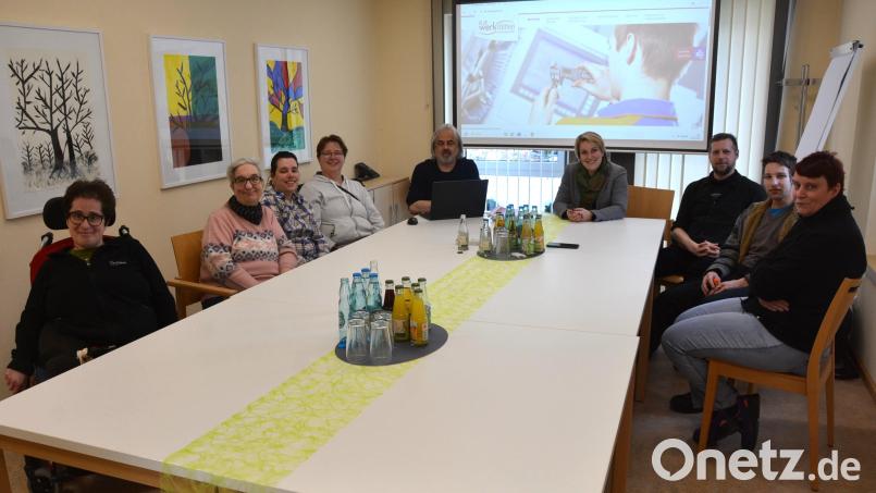 In der KJF-Werkstätte Mitterteich gehören zur Prüfgruppe "Leichte Sprache" (von links) Ramona Aschenbrenner, Elisabeth Wildenauer, Katrin Wenk, Helga Bäuml, Prüfgruppen-Moderator Maximilian Schmid, KJF-Geschäftsführerin Melanie Eibl, Fachdienstleiter Mario Franz, Johannes Ott und Alexandra Kropp. Bild: jr