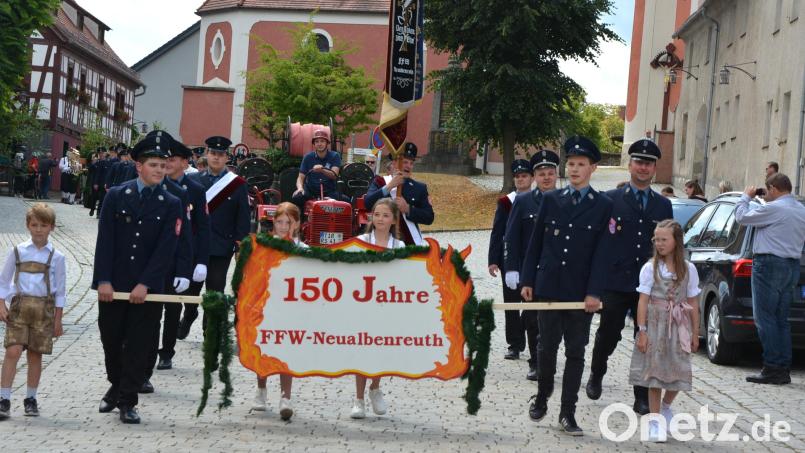 Der Festzug durch Bad Neualbenreuth beginnt. An der Spitze marschiert der Jubelverein. Bild: jr