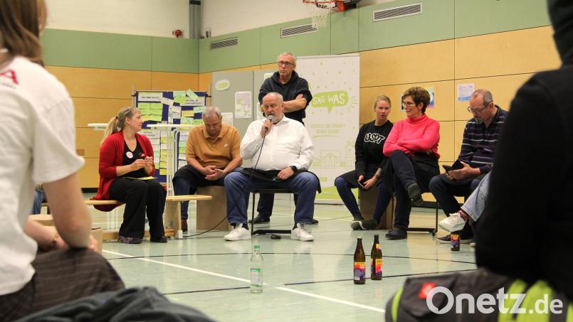 Jugendliche konnten sich in der Ammerthaler Turnhalle mit Gemeinderat und Bürgermeister austauschen. Bild: mni