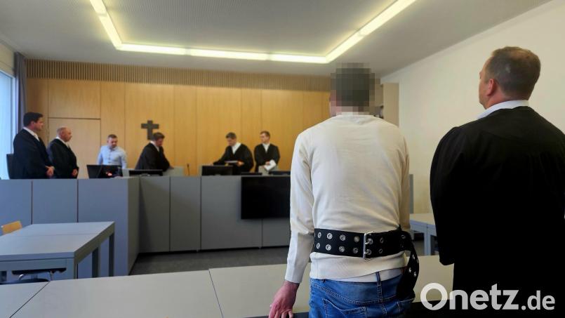 Das Gericht betritt zur Urteilsverkündung den Saal. Der Weidener Immobilienmakler (Zweiter von rechts) muss für siebeneinhalb Jahre in Haft. Bild: blf