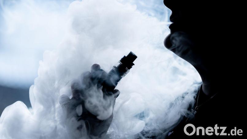 Die Flüssigkeiten können laut Polizei in E-Zigaretten konsumiert werden - und sind bei Jugendlichen beliebt. (Symbolbild) Bild: Silas Stein/dpa