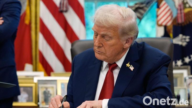 Trump setzt mit seiner Unterschrift ein Haushaltspaket in Kraft und beendet damit den Shutdown. (Archivbild) Bild: Alex Brandon/AP/dpa