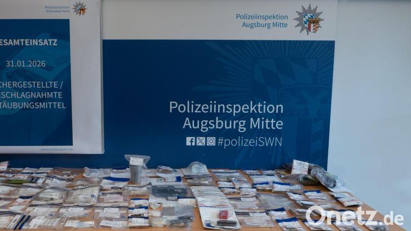 Ein Handout-Foto der Augsburger Polizei zu einem umstrittenen Großeinsatz in einem Club. Das Bild zeigt laut Ermittlern die während der Durchsuchungen gefundenen Drogen. Bild: Augsburger Polizei/dpa