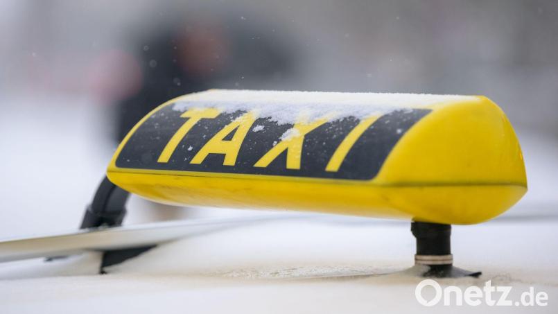 Die Betrüger buchten für ihre Beute eine Kurierfahrt nach Baden-Württemberg. Symbolbild: Jonas Walzberg/dpa