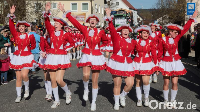 Die feschen Gardemädels strahlten mit der Sonne um die Wette. Bild: Wolfgang Steinbacher