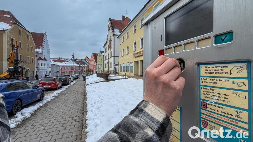 Im Gegensatz zur Tiefgarage und den Oberpfalz-Arkaden müssen Autofahrer in der Sulzbacher Innenstadt von der ersten Minute an Parkgebühren bezahlen. Die Beträge sind allerdings sehr günstig und bewegen sich teils nur im Cent-Bereich. Bild: Wolfgang Steinbacher