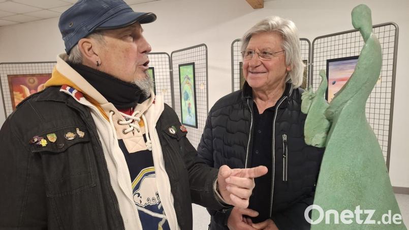 Ein besonderes Highlight findet im Juli statt: Der renommierte französische Künstler Toto (links) aus La Ville du Bois stellt im Kunsthaus eine Auswahl seiner Werke aus. Das Bild entstand 2025 vor einer seiner Skulpturen mit Vereinsmitglied und Künstler Tom Brankovic aus Schönkirch, der zu einer Ausstellung bei Paris eingeladen war. Bild: Tom Brankovic