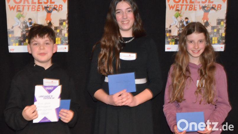 Eliah Dütsch (links) sicherte sich den ersten Platz beim Vorlesewettbewerb auf Kreisebene. Auf den weiteren Plätzen folgten Kerstin Preißer (Mitte) und Amelie Sailer (rechts). Bild: Kunz