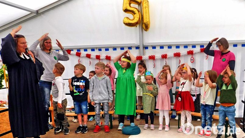 Es wurde fröhlich getanzt, gesungen und geklatscht beim festlichen Jubiläumsgottesdienst mit Pfarrerin Andrea Kühn (links), der von den Käferkindern und und ihren Betreuern Danja Klein, Karina Kreutzer (von links) und Peter Bock (nicht im Bild gestaltet wurde.. Bild: whü