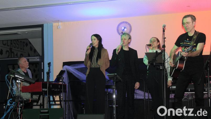 Zum Abschluss stehen alle Musiker gemeinsam auf der Bühne Bild: stg