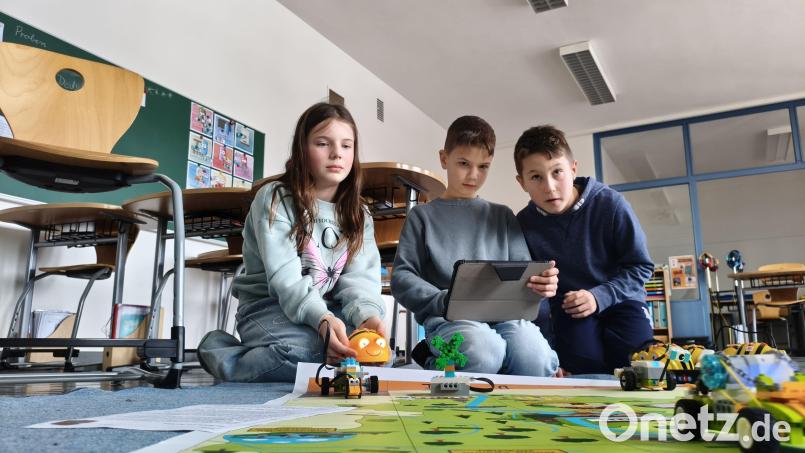 Die Schüler Mira (von links), Samuel und Max programmieren Roboter und Fahrzeuge in der Schule Hirschau. Bild: wpt