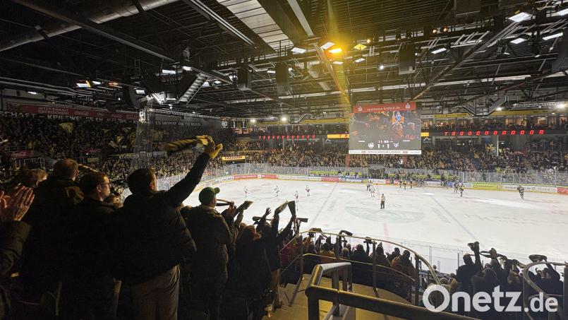 Fans der Krefeld Pinguine bejubeln einen Treffer gegen die Blue Devils Weiden. Im Gespräch mit einigen Krefeldern zeigt sich, wie der kleine Eishockeystandort aus der Oberpfalz beim Schwergewicht vom Niederrhein ankommt. Bild: Max Schlötter