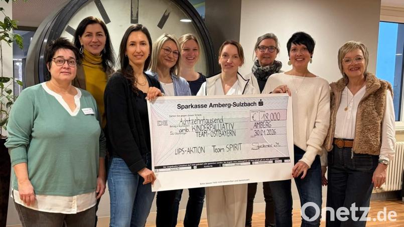 Manuela Stockner (2. von rechts) überreichte zusammen mit ihren Kolleginnen des Spirit-Teams Katharina Ferstl, Sandra Götz, Marion Götz (2. von links bis 4. von links), Helene Herich (4. von rechts) und Gisela Willjung (rechts) die Rekordspende in Höhe von 18 000 Euro an das Kinderpalliativteam Ostbayern im Amberger Klinikum St. Marien. Für die großzügige Spende bedankten sich die Leiterin des Palliativteams Dr. Sonja Gromer (5. von links) sowie die Palliativ-Fachkräfte Jana Fickel (links) und Christine Heimburger (3. von rechts). Bild: Sandra Dietl